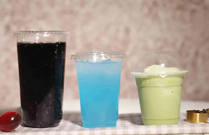 ¿Qué estándares alimentarios deben cumplir los vasos de bebidas frías de PLA durante su producción?